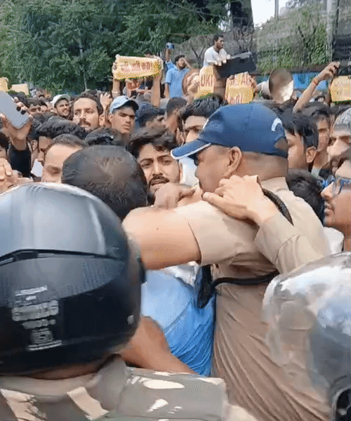 देहरादून में छात्रों और उत्तराखंड बेरोजगार संघ के लोगों की पुलिस से झड़प।