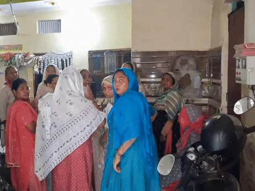 गंगाशरण और विमलेश की हत्या की सूचना मिलने के बाद घर के बाहर भीड़ जमा हो गई।