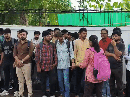 अभ्यर्थियों ने डिप्टी सीएम के आवास के बाहर मानव शृंखला बनाई। इस दौरान पुलिस मौजूद रही।