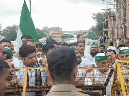 दिल्ली जा रहे किसानों ने आगे बढ़ने की कोशिश की, लेकिन पुलिस ने बैरिकेड्स लगाकर उन्हें रोक दिया.