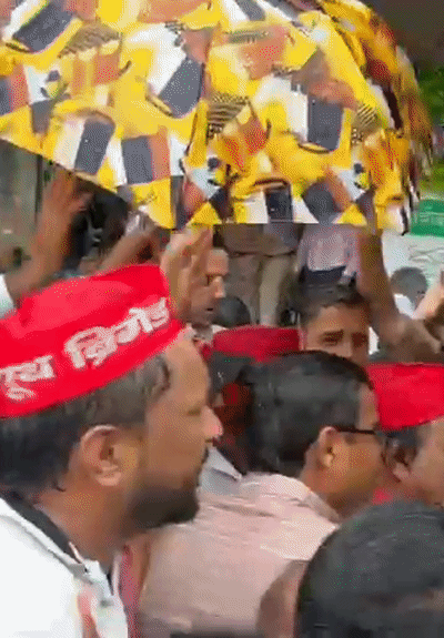 कानपुर में सपा कार्यकर्ता प्रदर्शन के लिए जाते हुए।