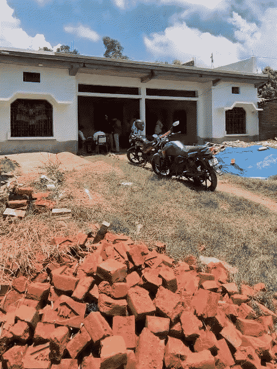 शहरोज का जमथरा गांव में घर है। जहां पर माता-पिता रहते है।