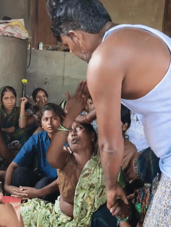 अभिषेक की मां रोते-रोते बदहवास हो जाती हैं। पिता कौशल उन्हें संभालते हुए खुद भी रोने लगते हैं।