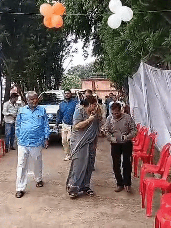 सीएमओ डॉ. वेद प्रकाश ने पहले विधायक फिर भाजपा जिलाध्यक्ष के पैर छुए।