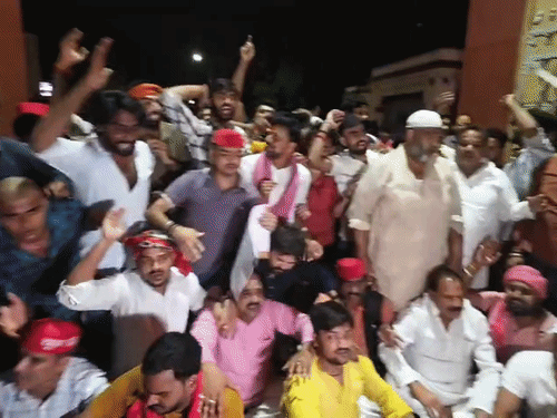 सपा कार्यकर्ताओं ने इस दौरान जमकर नारेबाजी की।