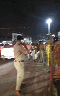 पुलिस सपा कार्यकर्ताओं का टांग कर ले गई।