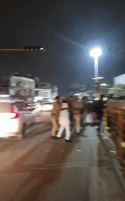 इस दौरान पुलिस और सपा कार्यकर्ताओं की जमकर धक्का मुक्की भी हुई।
