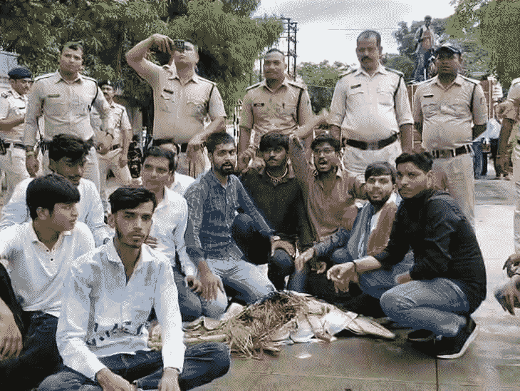 धरने पर बैठे कार्यकर्ता अचानक सांकेतिक अर्थी लेकर चल दिए।