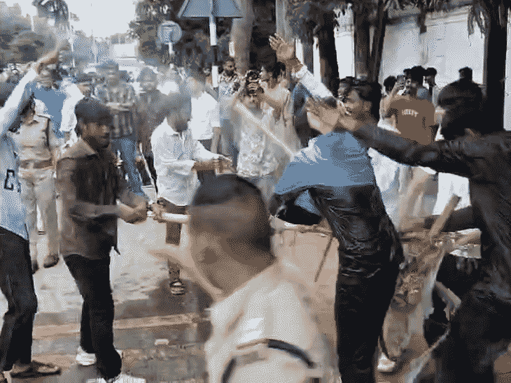 प्रदर्शनकारियों पर पानी की बौछारे भी की गई।