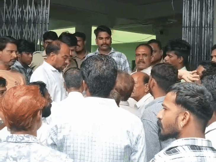प्रदर्शनकारियों ने करीब एक घंटे तक थाने का घेराव किया।