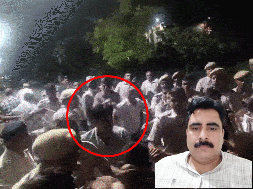 प्रोफेसर राधेश्याम पर लगे थे लाठीचार्ज करने के आरोप, वीडियो वायरल हुआ था।