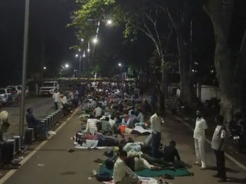 शिक्षा मंत्री के बंगले के बाहर अतिथि शिक्षक डटे हुए हैं, सोमवार की रात सड़क पर गुजारी।
