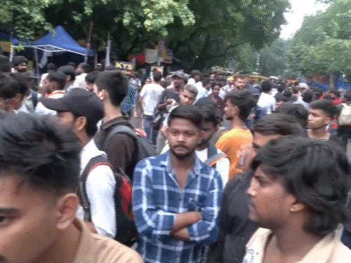 जंतर-मंतर पर सोमवार सुबह प्रदर्शनकारी बड़ी संख्या में इकट्ठा हुए।