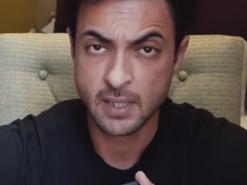 आयुष शर्मा ने फिल्म 'लवयात्री' और 'अंतिम' में काम किया है। उनकी शादी 2014 में सलमान खान की छोटी बहन अर्पिता खान से हुई थी।