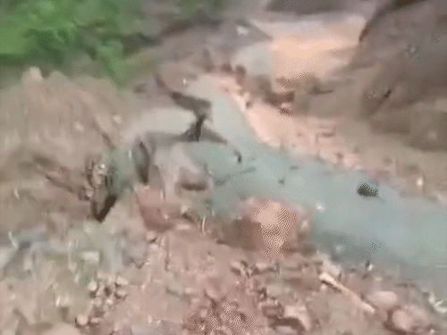 चंबा को नूरपुर से जोड़ने वाली लाहडू-नूरपुर सड़क पर लैंडस्लाइड।