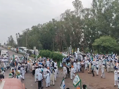 शंभू सीमेवर शेतकऱ्यांची संख्या सातत्याने वाढत आहे.
