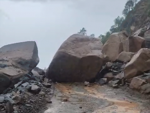 मंडी जिला में कोटली-धर्मपुर सड़क पर लैंडस्लाइड। सड़क बंद होने से सड़क के दोनों ओर गाड़ियां फंसी।