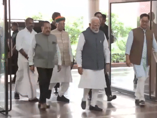 पीएम मोदी संसद भवन पहुंचे। उन्होंने NDA संसदीय दल की बैठक में हिस्सा लिया।