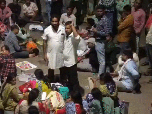 शिक्षा मंत्री के बंगले के बाहर सड़क पर ही रात बिताई।