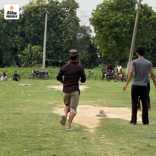 धन्नीपुर में मस्जिद के लिए मिली जमीन पर बच्चे क्रिकेट खेलते हैं। लोग जानवर चराने आते हैं।