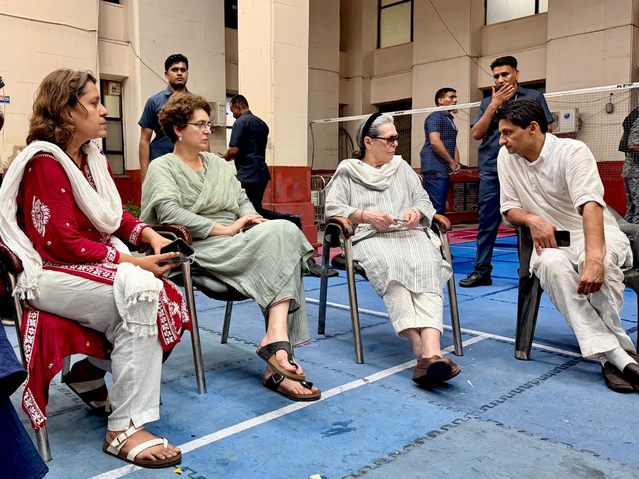 सोनिया गांधी मंदिर मार्ग थाने पहुंचीं। यहां प्रियंका गांधी और अन्य कांग्रेस नेता हिरासत में लिए गए थे।