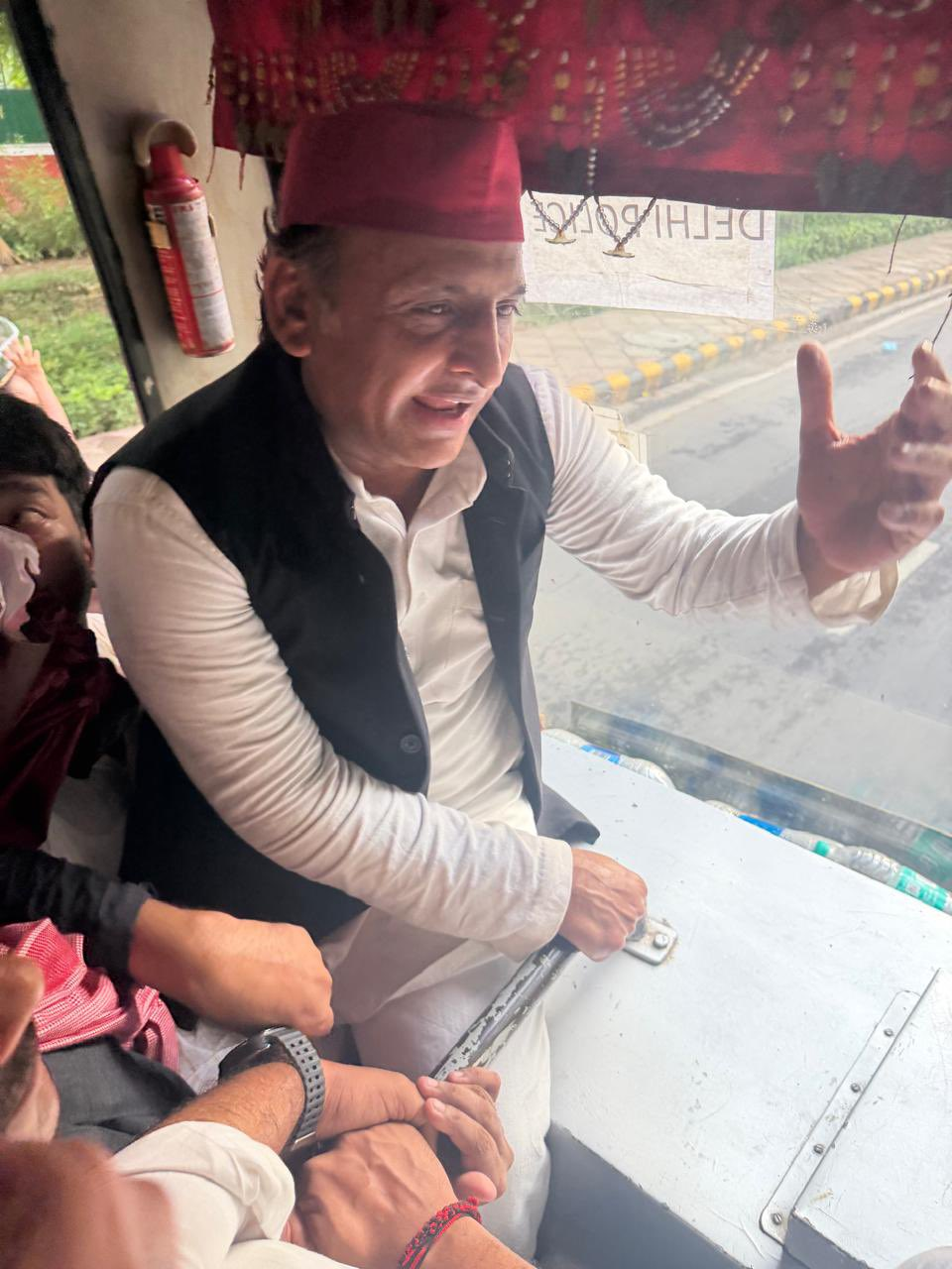 सपा प्रमुख अखिलेश यादव बस में सबसे आगे बैठे।
