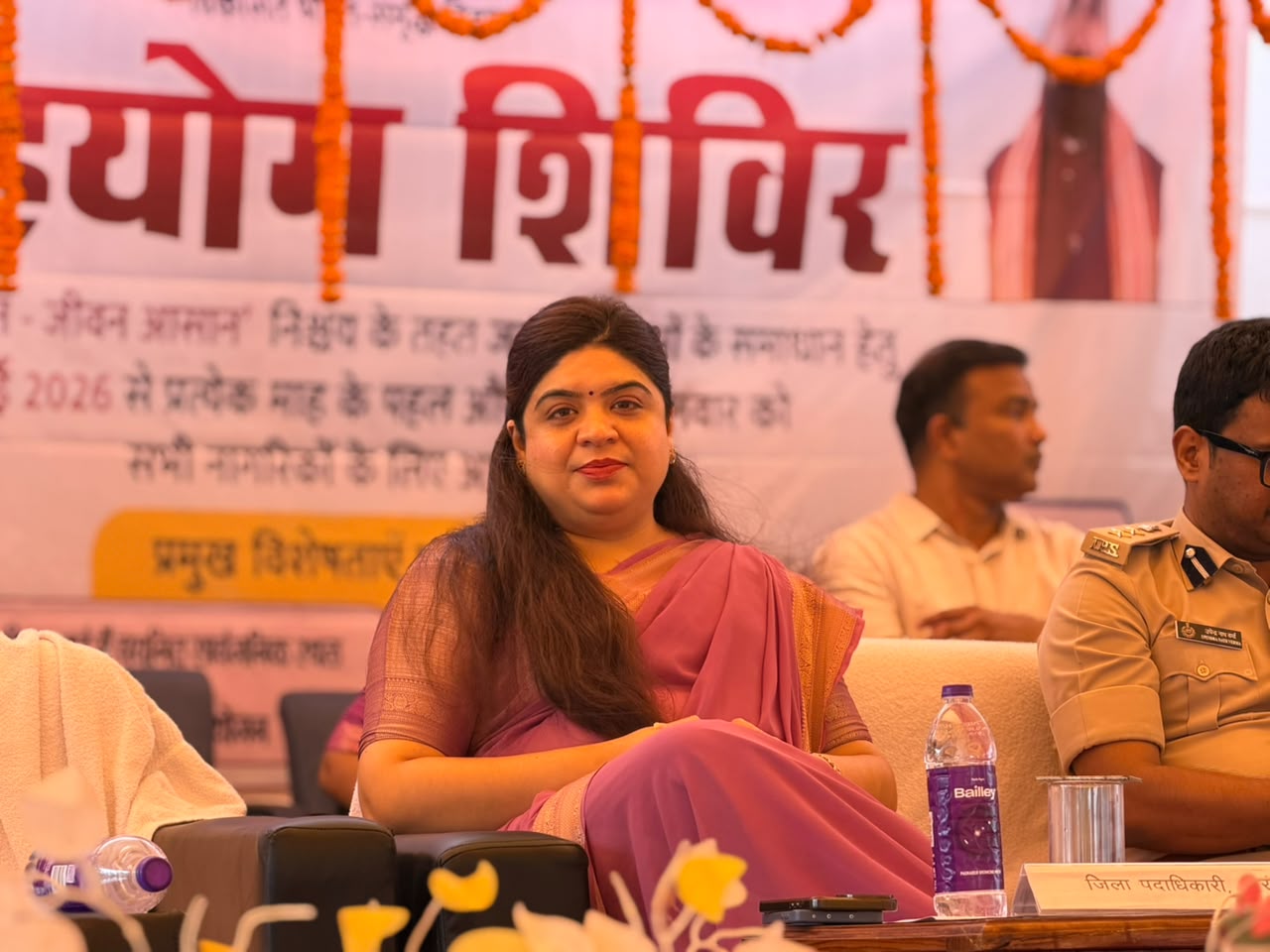 सहयोग शिविर में पहुंची डीएम अभिलाषा शर्मा।