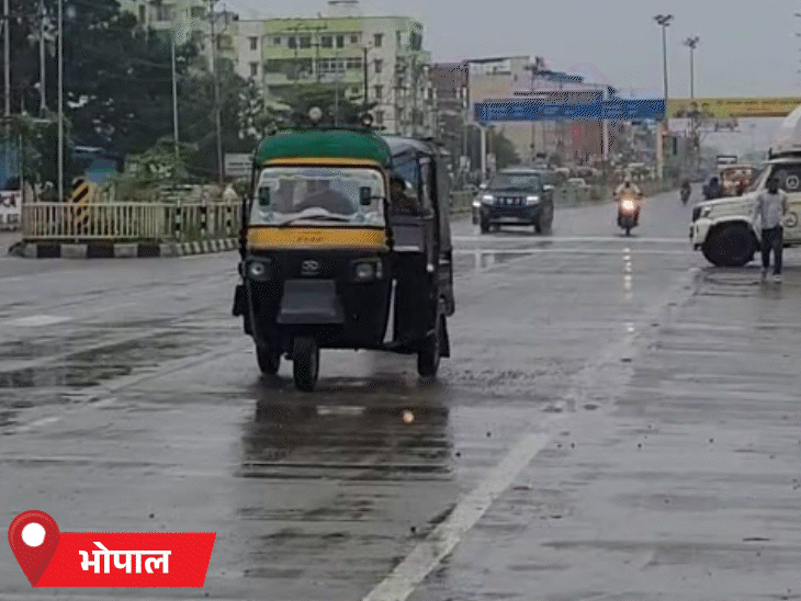 भोपाल में सोमवार देर रात शुरू हुई बारिश मंगलवार को भी जारी रही।