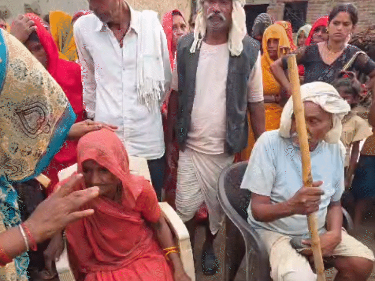 अपने पोते के शव के अवशेष देखकर विपिन के दादा-दादी फूट-फूटकर रोने लगे।