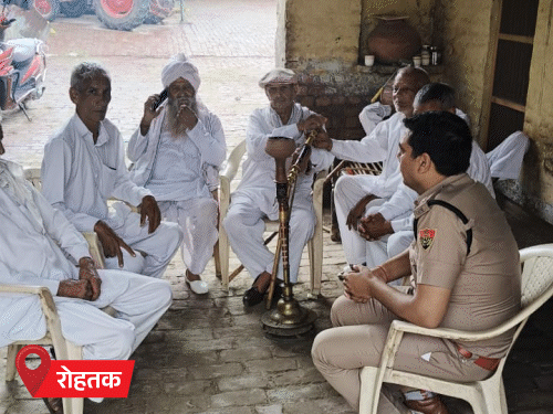 रोहतक और सोनीपत में किसान नेताओं को हाउस अरेस्ट किया है। सिरसा में किसान नेता रवि आजाद की पत्नी को भी डिटेन किया गया है।