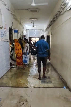 पानी के बीच मरीज और उनके परिजन आना-जाना कर रहे हैं।