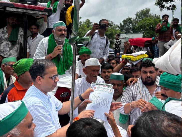 मेरठ में कमिश्नर को चेतावनी के बाद एडिशनल कमिश्नर अमित कुमार सिंह को किसानों ने ज्ञापन सौंपा।