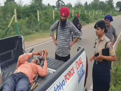 घायल के बारे में जानकारी जुटाती एसएसएफ की टीम।