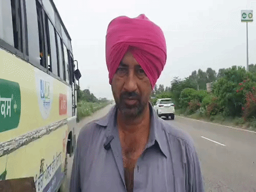 बस के टायरों की कंडीशन ठीक न होने की जानकारी देते ड्राइवर।