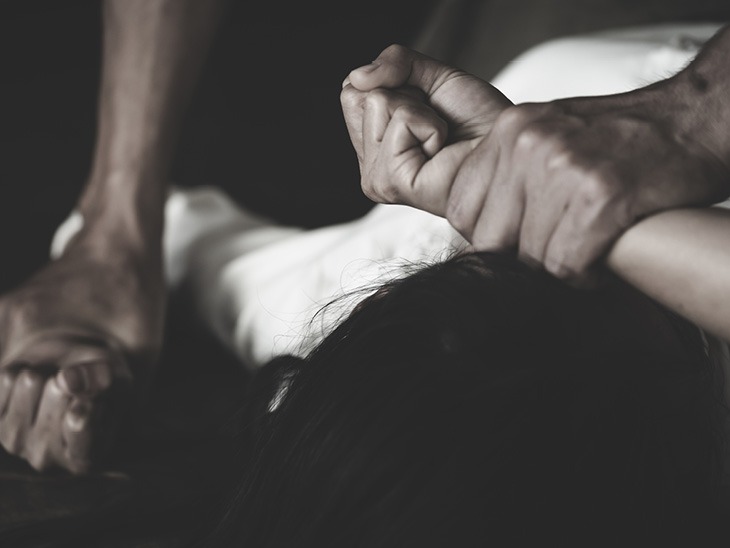 कपड़े फाड़े, एक आरोपी अरेस्ट, दूसरा फरार; धोखा देने की बात से नाराज थे|जयपुर,Jaipur - Dainik Bhaskar