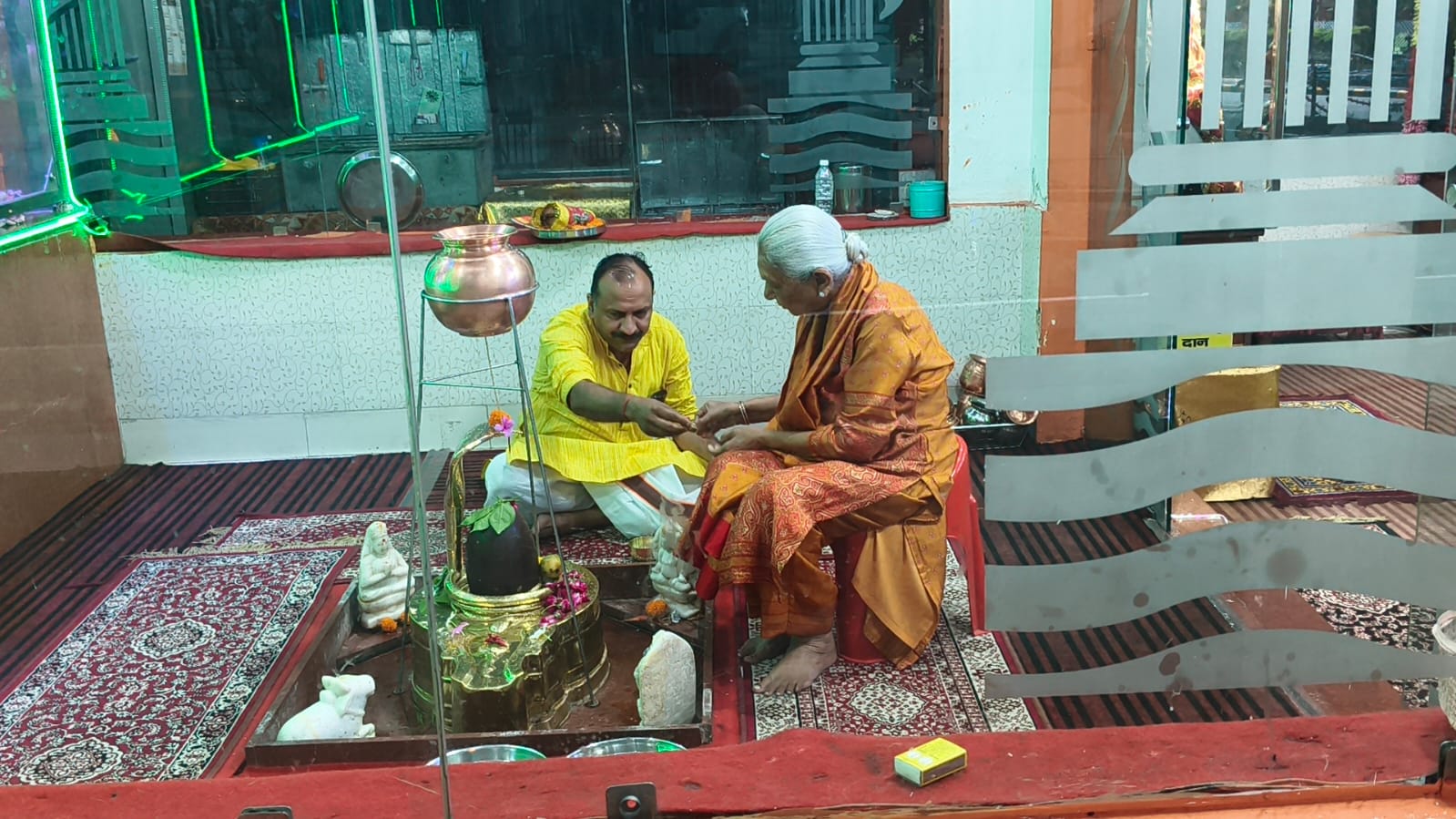 राज्यपाल आनंदीबेन पटेल ने सीसीएसयू शिव मंदिर में विधि-विधान से रुद्राभिषेक और पूजा-अर्चना की