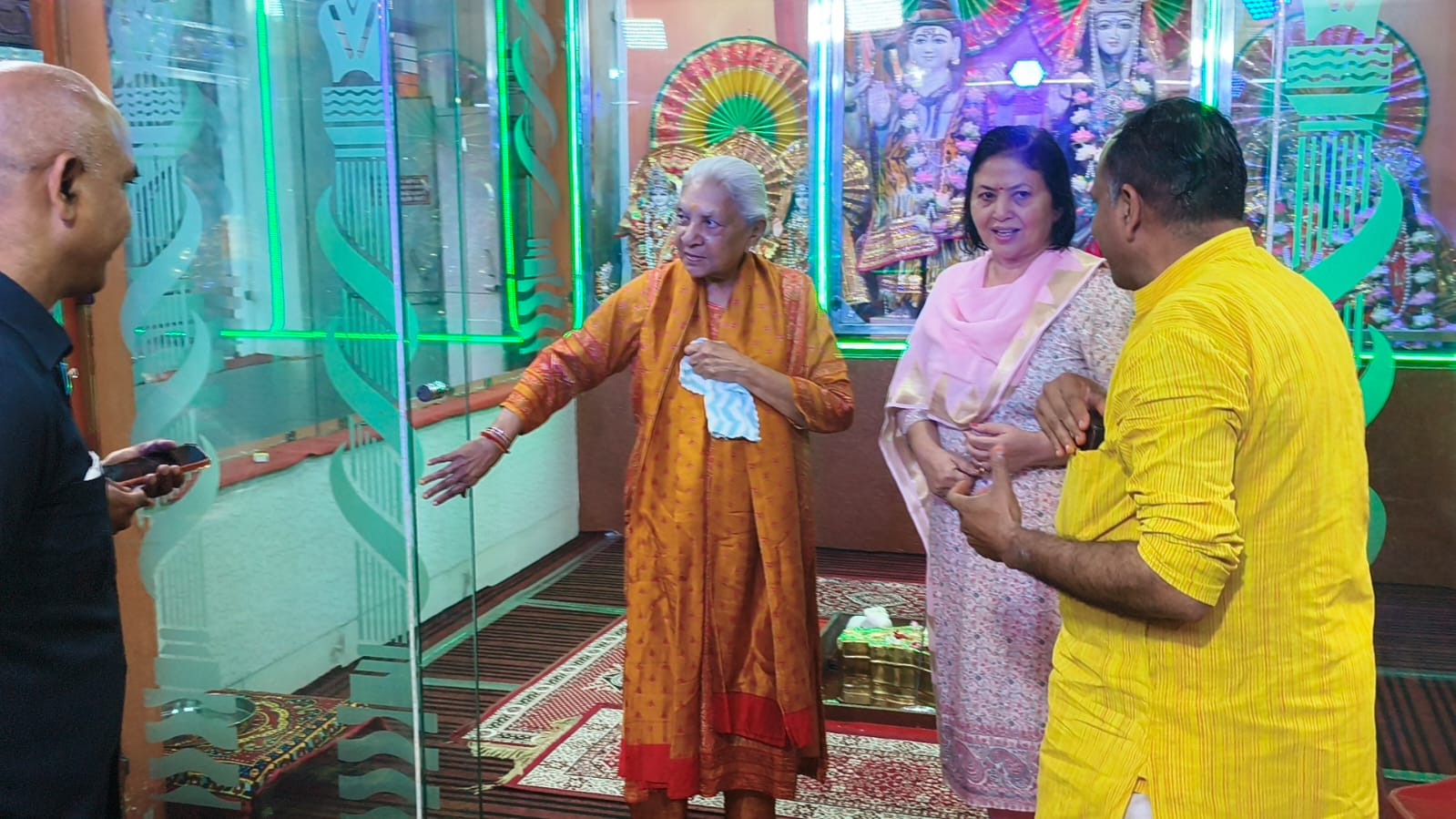 पूजा के दौरान कुलपति प्रो. संगीता शुक्ला भी उनके साथ मौजूद रहीं