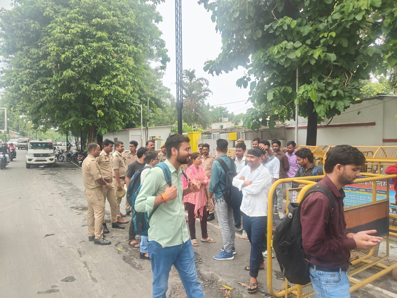 डिप्टी सीएम ब्रजेश पाठक के आवास के बाद अभ्यर्थी पंचायती राज मंत्री ओमप्रकाश राजभर के आवास पहुंच गए। पुलिस ने बात करके यहां से सबको वापस कर दिया।