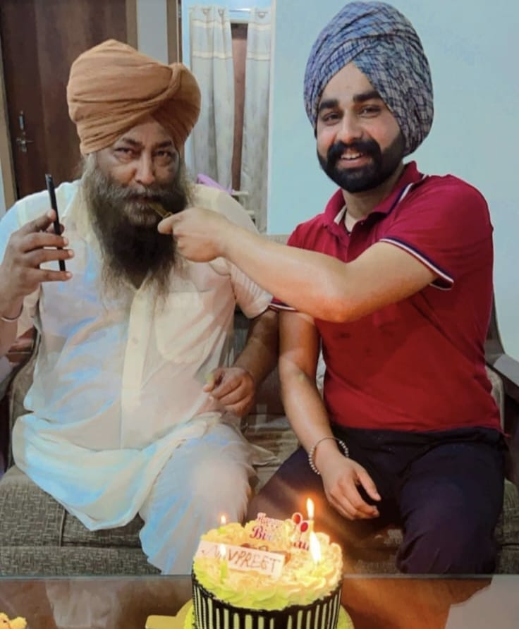 पिता किर्तन सिंह के साथ गुरप्रीत सिंह। (फाइल फोटो)