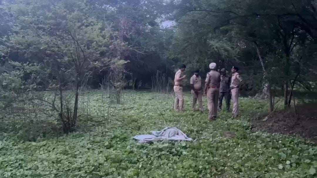 पुलिस ने लाश मिलने के बाद मौके से जुटाए थे अहम सुराग।