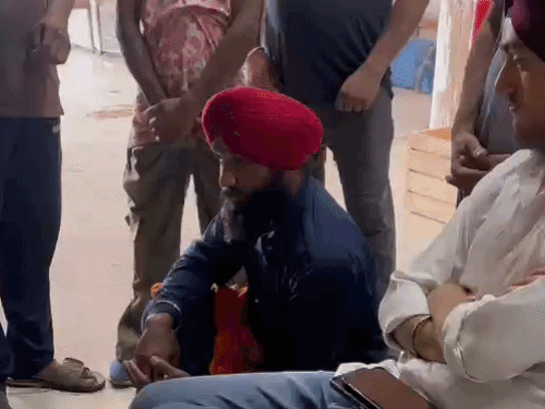 युवक ने जमीन पर बैठकर माफी मांगी।