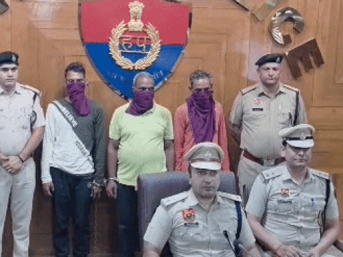 एक करोड़ से अधिक के गांजा के साथ पकड़े गए आरोपी।