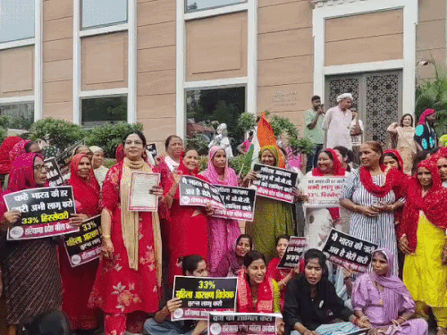 महिला आरक्षण लागू करने की मांग; अलका लांबा के नेतृत्व में संसद मार्च|नारनौल,Narnaul - Dainik Bhaskar
