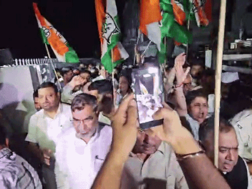 कांग्रेस कार्यालय से राजभवन की ओर कूच करते कांग्रेसी।
