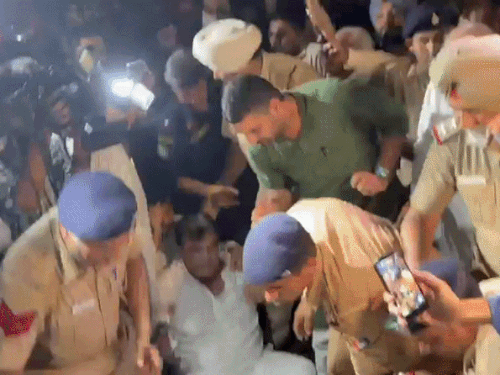 राजभवन कूच के लिए जाते कांग्रेस नेता सड़क पर बैठकर ही प्रदर्शन करने लगे।