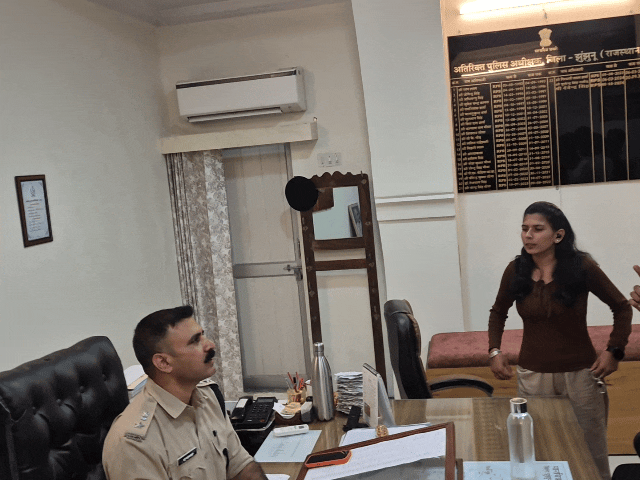 प्रदर्शन कर रहे छात्रों का एक प्रतिनिधिमंडल कलेक्ट्रेट परिसर में एडिशनल एसपी देवेंद्र सिंह राजावत से मिला और उन्हें पेपर लीक की समस्या से अवगत कराया