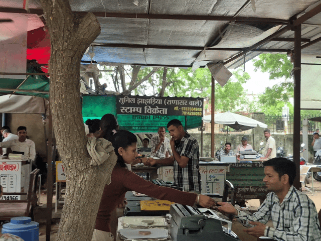 स्टूडेंट्स ने कोर्ट परिसर,कलेक्ट्रेट और सार्वजनिक जगहों पर जाकर मेलोडी टॉफी बाँटी