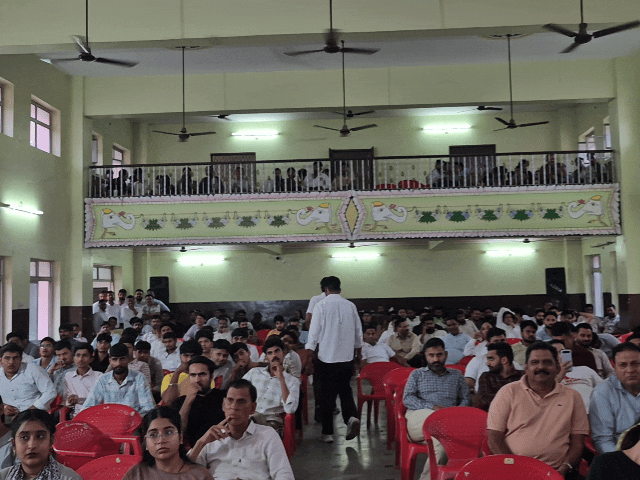 कार्यक्रम में सैकड़ों की संख्या में छात्र और उनके अभिभावक शामिल हुए।