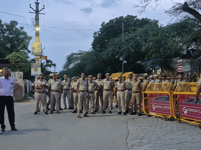 कलेक्ट्रेट पहुंचने पर भारी पुलिस जाब्ता तैनात था, जिसमें डिप्टी एसपी स्तर के अधिकारी भी मौजूद रहे।