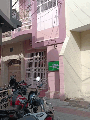 झांसी के कोतवाली स्थित कामनीगरान में गुलाबी रंग से रंगा ये मकान स्वतंत्रता सेनानी मास्टर रुद्रनारायण सिंह का है। यहां चंद्रशेखर आजाद रुका करते थे और यहां गुप्त बैठकें करते थे।